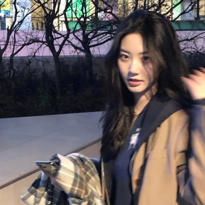向天真的女生投降